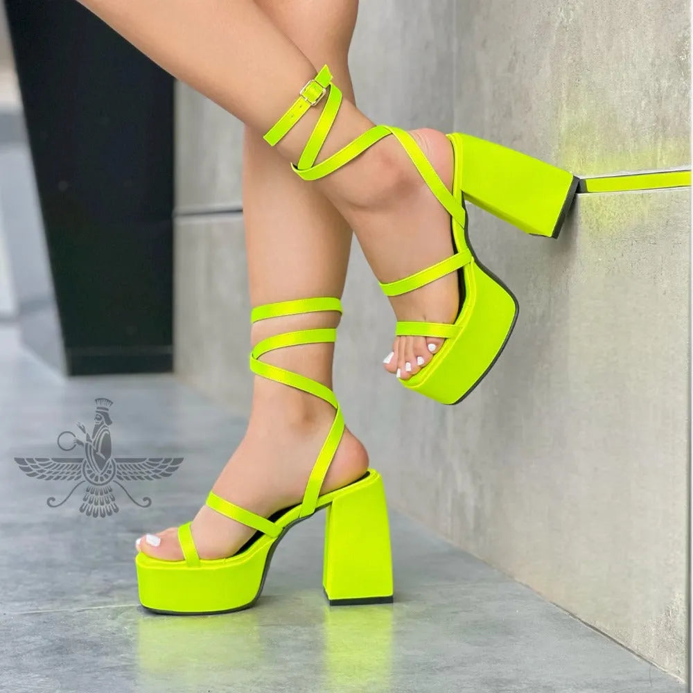 SANDALIA CON TACO DARIA AMARILLO