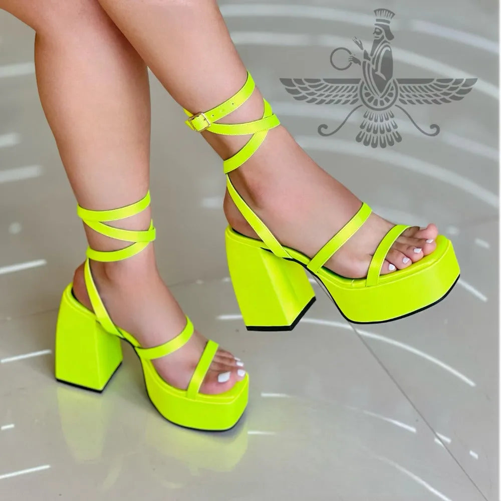 SANDALIA CON TACO DARIA AMARILLO