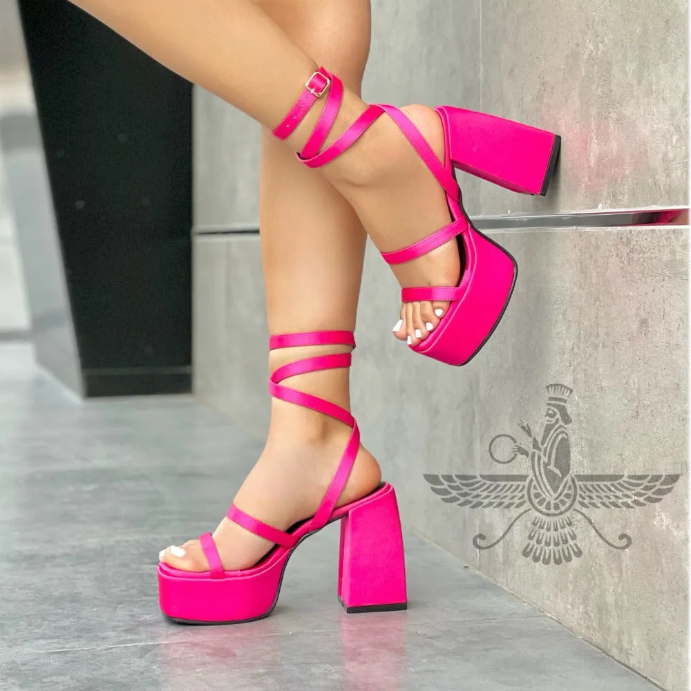 SANDALIA CON TACO DARIA FUCSIA